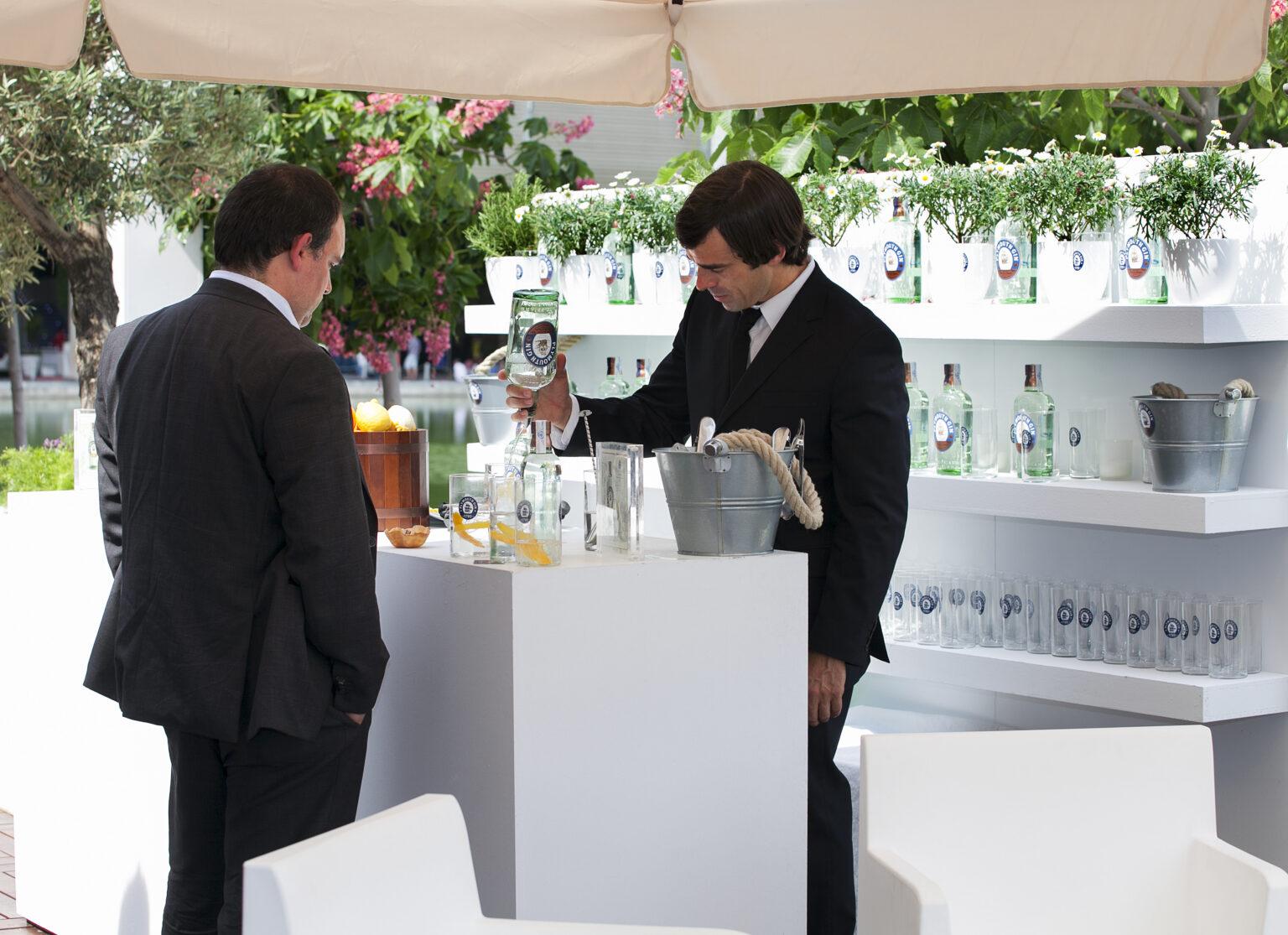 Invitados disfrutando en evento corporativo nocturno