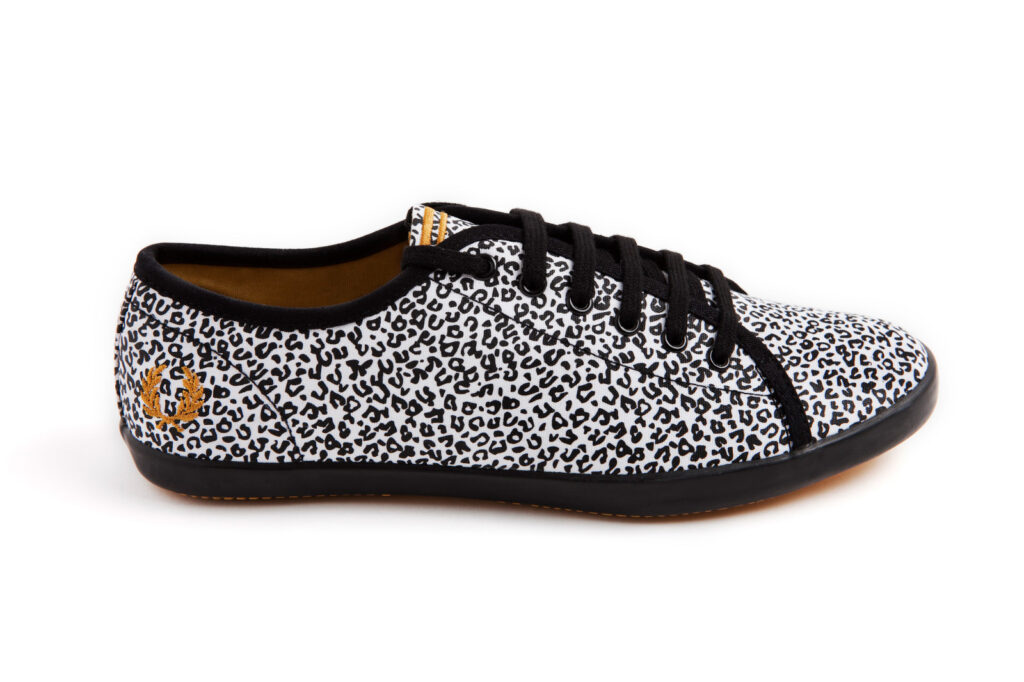 Fotografía de producto de zapatilla estampada blanca y negra