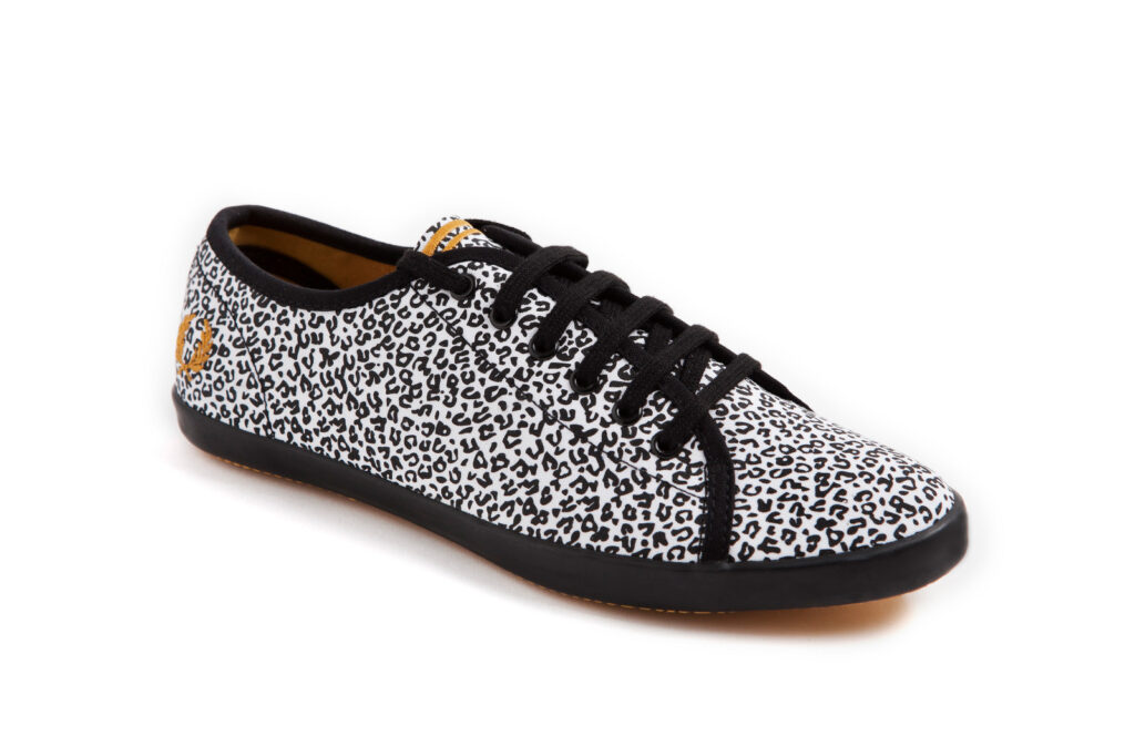 Fotografía de producto de zapatilla con estampado animal print