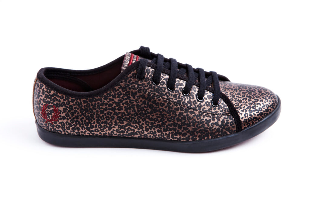 Fotografía de producto de zapatilla negra con estampado felino