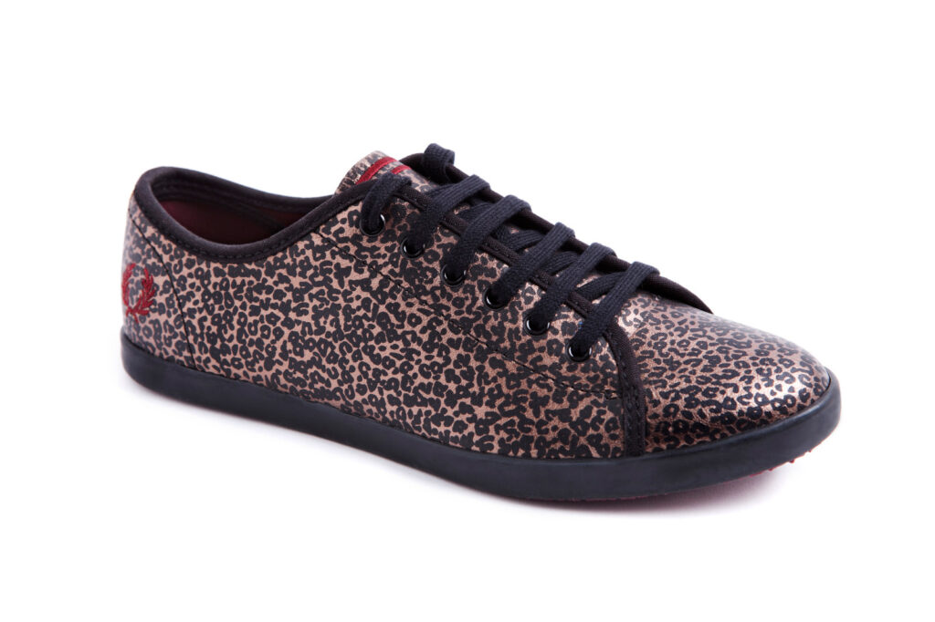 Fotografía profesional de zapatilla con estampado animal print