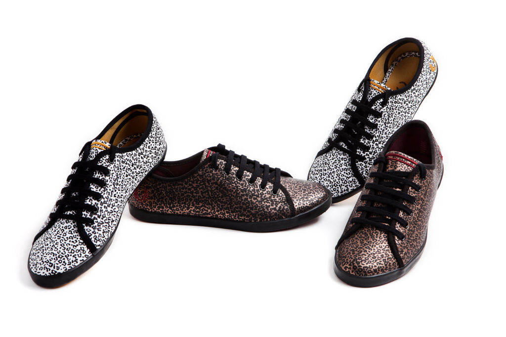 Fotografía de producto de zapatillas con estampado animal