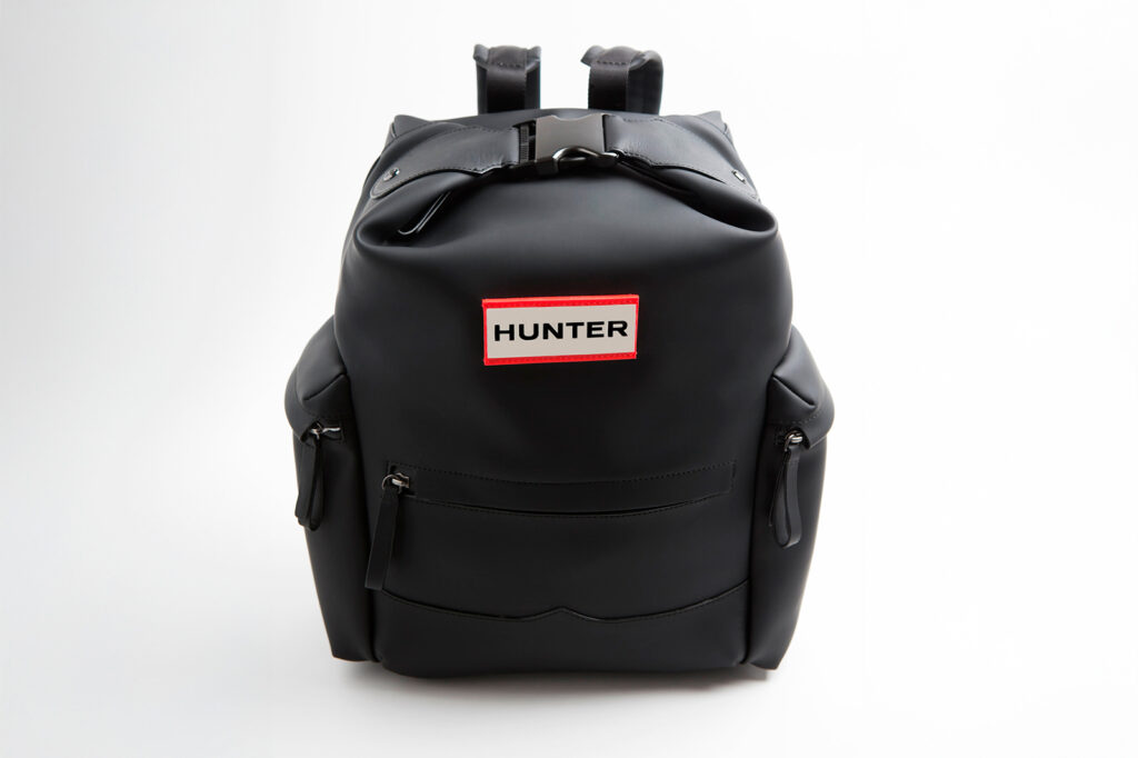 Fotografía profesional de mochila negra sobre fondo blanco