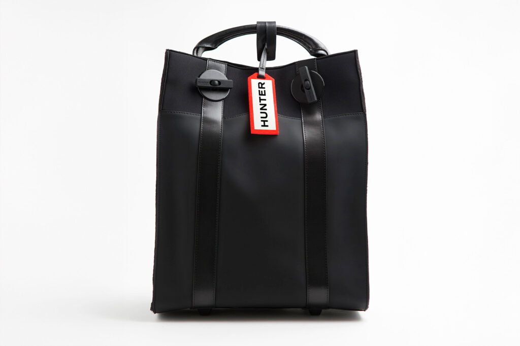 Fotografía de bolso negro con etiqueta de marca visible